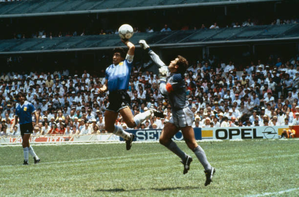 Pha lập công mang tính biểu tượng của Maradona.