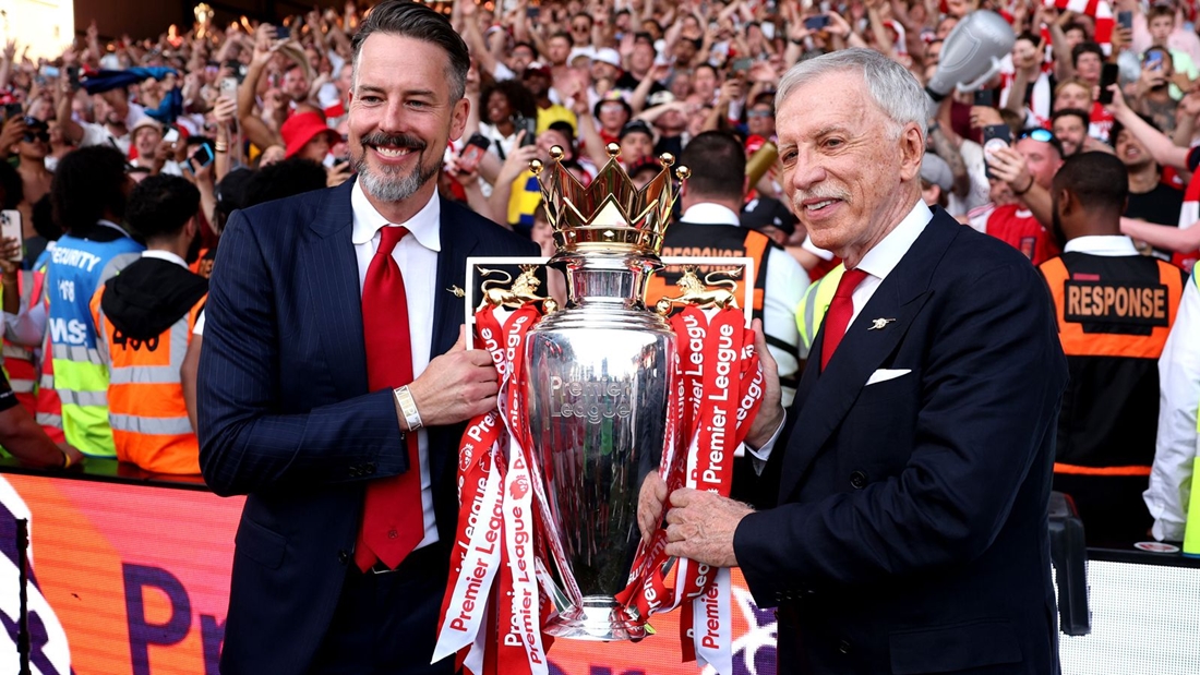 Đồng chủ tịch Arsenal, Josh Kroenke, nâng cao chiếc cúp vô địch Ngoại hạng Anh cùng với cha mình, Stan.