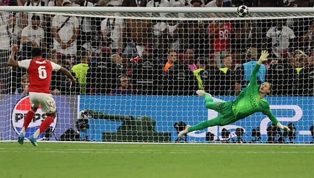 Arsenal thiếu một chút may mắn ở khoảnh khắc quyết định.