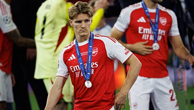 Martin Odegaard buồn bã sau khi Arsenal thất vọng trên chấm luân lưu.