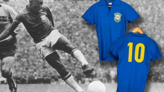Pele và chiếc áo đã làm nên tên tuổi ông năm 1958.
