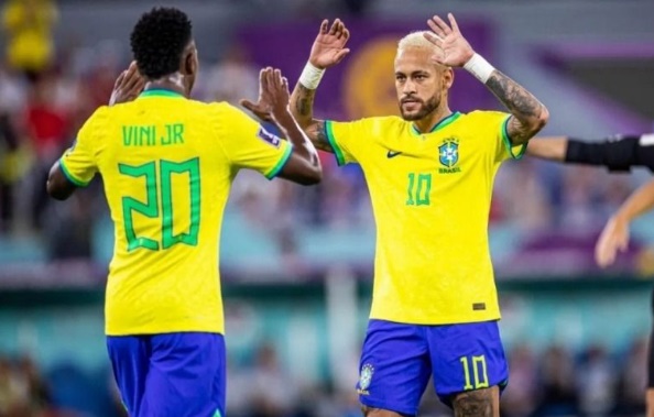 So với Vini, Neymar dù đã rời xa đỉnh cao phong độ nhưng vẫn nhận được nhiều tình yêu hơn từ phía NHM.