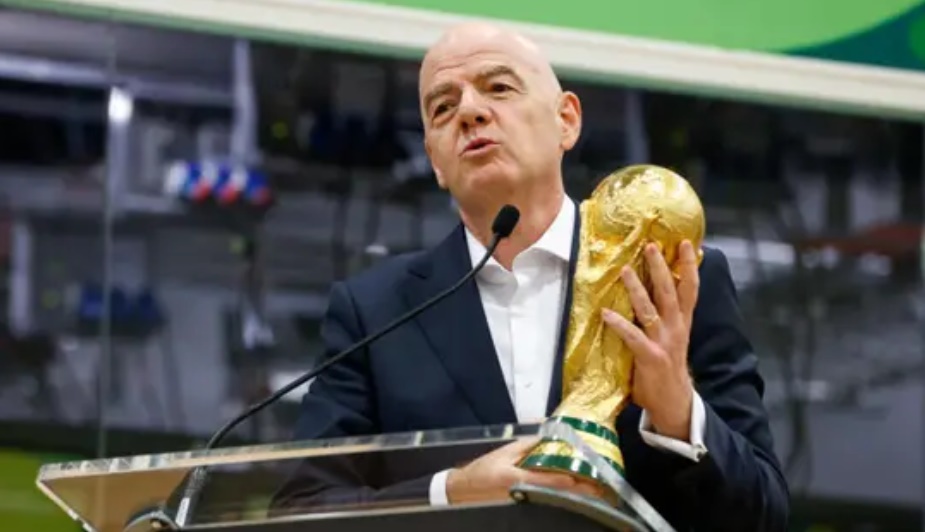Ảnh bài viết FIFA rút lệnh cấm mang nước vào sân sau phản ứng dữ dội