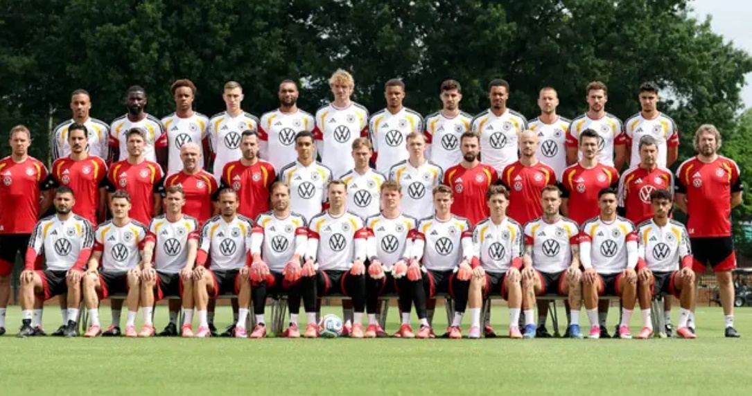 Ảnh bài viết Lộ diện nhân vật thứ 27 trong bức ảnh World Cup của ĐT Đức