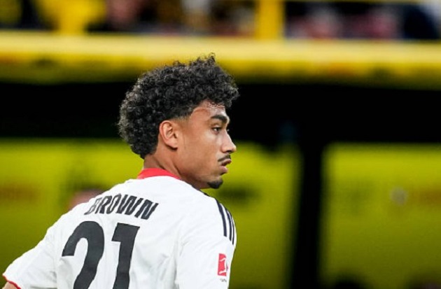 Ảnh bài viết Nguy cơ hụt Nathaniel Brown và lời cảnh báo cho Arsenal