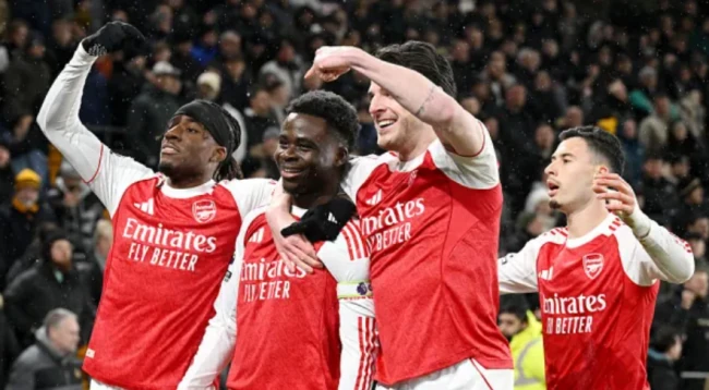 Saka và Noni Madueke trong màu áo Arsenal.