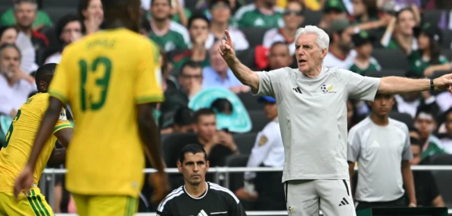 HLV Hugo Broos vấp phải chỉ trích từ CĐV và giới chuyên môn.