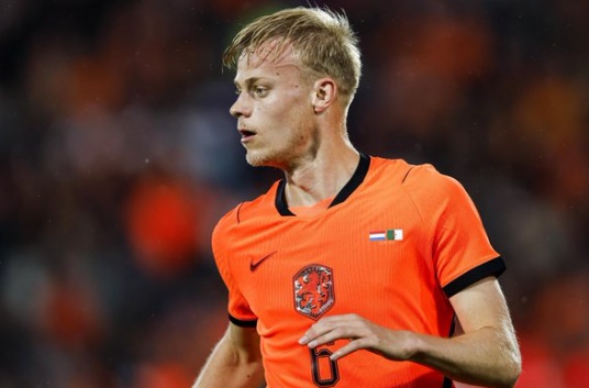 Jan Paul van Hecke tiến gần đến việc gia nhập Tottenham.