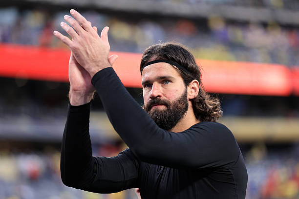 Alisson Becker (6.9): Dù đã có một vài pha cứu thua xuất sắc để bảo toàn tỷ số, tuy nhiên, anh hoàn toàn bất lực và không thể làm gì hơn khi đối mặt cú tâng bóng đẳng cấp của Saibari.

Roger Ibanez (5.8): Một hiệp thi đấu kinh hoàng của hậu vệ phải này. Anh liên tục bị các cầu thủ chạy cánh của Morocco "hành hạ" và vượt mặt hết lần này đến lần khác.

Marquinhos (6.9): Đứng sai vị trí trong tình huống Morocco ghi bàn mở tỷ số. Nhìn chung, thủ quân của "Selecao" đã có một ngày thi đấu thiếu đi sự chắc chắn thường thấy.

Gabriel Magalhaes (6.8): Tương tự người đá cặp Marquinhos, anh cũng có phần lỗi trong bàn thua đầu tiên, dù sau đó đã nỗ lực chơi khá tốt trong hiệp hai.

Douglas Santos (6.8): Một màn trình diễn nghèo nàn của hậu vệ kỳ cựu này. Anh lộ rõ dấu hiệu tuổi tác, thi đấu chậm chạp và hoàn toàn thiếu ý tưởng trong các pha hỗ trợ tấn công.

Casemiro (6.2): Trải qua một trận đấu tệ hại ở tuyến giữa khi không thể bắt kịp nhịp độ nhanh của đối thủ. Anh phải nhận thẻ vàng ở cuối hiệp một và bị thay ra ngay đầu hiệp hai.

Bruno Guimaraes (7.2): Là người chơi tốt nhất ở hàng tiền vệ Brazil. Anh không chỉ hỗ trợ đắc lực cho Vinicius mà còn bao quát khu vực sân nhà hiệu quả hơn hẳn Casemiro.

Lucas Paqueta (6.9): Gần như mất hút trong phần lớn hiệp một, nhưng sau đó đã tạo ra dấu ấn với cú dứt điểm hiểm hóc buộc Bounou phải trổ tài. Đáng chú ý, anh là cầu thủ Brazil đóng góp tích cực nhất cho khâu phòng ngự trận này.

Raphinha (7.0): Xử lý bóng hơi thiếu chính xác trong hiệp một nhưng đã cải thiện rõ rệt và tạo ra một vài cơ hội ngon ăn sau giờ nghỉ. Một màn trình diễn ở mức tròn vai dù anh có thể đóng góp nhiều hơn.

Vinicius Junior (7.6): Ngôi sao sáng nhất trên hàng công Brazil. Anh tận dụng tối đa cơ hội để ghi bàn gỡ hòa trong hiệp một và luôn thường trực mối đe dọa lên hàng thủ Morocco. Đáng tiếc khi anh không thể có thêm bàn thắng để giúp đội nhà giành trọn 3 điểm.

Igor Thiago (6.5): Sở hữu một vài pha xử lý bóng khá ổn và có một cú dứt điểm về phía khung thành, nhưng nhìn chung anh vẫn chưa tạo được sự kết nối cần thiết với các đồng đội xung quanh.

Điểm số của các cầu thủ Brazil. Ảnh: nhacai.fun.