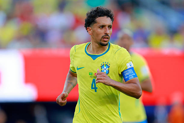 Marquinhos (6.9): Đứng sai vị trí trong tình huống Morocco ghi bàn mở tỷ số. Nhìn chung, thủ quân của "Selecao" đã có một ngày thi đấu thiếu đi sự chắc chắn thường thấy.

Gabriel Magalhaes (6.8): Tương tự người đá cặp Marquinhos, anh cũng có phần lỗi trong bàn thua đầu tiên, dù sau đó đã nỗ lực chơi khá tốt trong hiệp hai.

Douglas Santos (6.8): Một màn trình diễn nghèo nàn của hậu vệ kỳ cựu này. Anh lộ rõ dấu hiệu tuổi tác, thi đấu chậm chạp và hoàn toàn thiếu ý tưởng trong các pha hỗ trợ tấn công.

Casemiro (6.2): Trải qua một trận đấu tệ hại ở tuyến giữa khi không thể bắt kịp nhịp độ nhanh của đối thủ. Anh phải nhận thẻ vàng ở cuối hiệp một và bị thay ra ngay đầu hiệp hai.

Bruno Guimaraes (7.2): Là người chơi tốt nhất ở hàng tiền vệ Brazil. Anh không chỉ hỗ trợ đắc lực cho Vinicius mà còn bao quát khu vực sân nhà hiệu quả hơn hẳn Casemiro.

Lucas Paqueta (6.9): Gần như mất hút trong phần lớn hiệp một, nhưng sau đó đã tạo ra dấu ấn với cú dứt điểm hiểm hóc buộc Bounou phải trổ tài. Đáng chú ý, anh là cầu thủ Brazil đóng góp tích cực nhất cho khâu phòng ngự trận này.

Raphinha (7.0): Xử lý bóng hơi thiếu chính xác trong hiệp một nhưng đã cải thiện rõ rệt và tạo ra một vài cơ hội ngon ăn sau giờ nghỉ. Một màn trình diễn ở mức tròn vai dù anh có thể đóng góp nhiều hơn.

Vinicius Junior (7.6): Ngôi sao sáng nhất trên hàng công Brazil. Anh tận dụng tối đa cơ hội để ghi bàn gỡ hòa trong hiệp một và luôn thường trực mối đe dọa lên hàng thủ Morocco. Đáng tiếc khi anh không thể có thêm bàn thắng để giúp đội nhà giành trọn 3 điểm.

Igor Thiago (6.5): Sở hữu một vài pha xử lý bóng khá ổn và có một cú dứt điểm về phía khung thành, nhưng nhìn chung anh vẫn chưa tạo được sự kết nối cần thiết với các đồng đội xung quanh.

Điểm số của các cầu thủ Brazil. Ảnh: nhacai.fun.