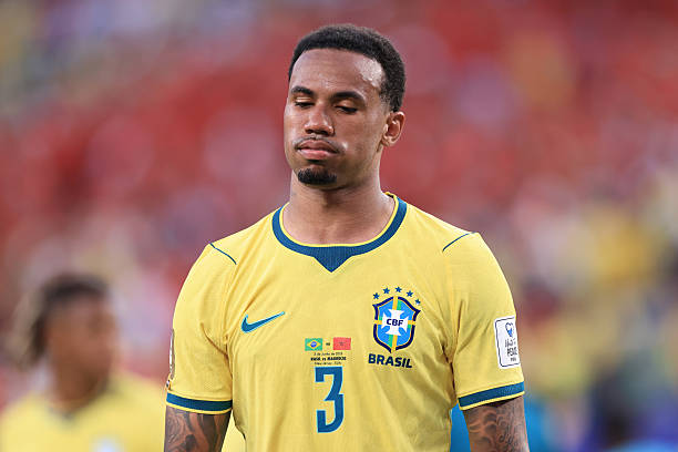 Gabriel Magalhaes (6.8): Tương tự người đá cặp Marquinhos, anh cũng có phần lỗi trong bàn thua đầu tiên, dù sau đó đã nỗ lực chơi khá tốt trong hiệp hai.

Douglas Santos (6.8): Một màn trình diễn nghèo nàn của hậu vệ kỳ cựu này. Anh lộ rõ dấu hiệu tuổi tác, thi đấu chậm chạp và hoàn toàn thiếu ý tưởng trong các pha hỗ trợ tấn công.

Casemiro (6.2): Trải qua một trận đấu tệ hại ở tuyến giữa khi không thể bắt kịp nhịp độ nhanh của đối thủ. Anh phải nhận thẻ vàng ở cuối hiệp một và bị thay ra ngay đầu hiệp hai.

Bruno Guimaraes (7.2): Là người chơi tốt nhất ở hàng tiền vệ Brazil. Anh không chỉ hỗ trợ đắc lực cho Vinicius mà còn bao quát khu vực sân nhà hiệu quả hơn hẳn Casemiro.

Lucas Paqueta (6.9): Gần như mất hút trong phần lớn hiệp một, nhưng sau đó đã tạo ra dấu ấn với cú dứt điểm hiểm hóc buộc Bounou phải trổ tài. Đáng chú ý, anh là cầu thủ Brazil đóng góp tích cực nhất cho khâu phòng ngự trận này.

Raphinha (7.0): Xử lý bóng hơi thiếu chính xác trong hiệp một nhưng đã cải thiện rõ rệt và tạo ra một vài cơ hội ngon ăn sau giờ nghỉ. Một màn trình diễn ở mức tròn vai dù anh có thể đóng góp nhiều hơn.

Vinicius Junior (7.6): Ngôi sao sáng nhất trên hàng công Brazil. Anh tận dụng tối đa cơ hội để ghi bàn gỡ hòa trong hiệp một và luôn thường trực mối đe dọa lên hàng thủ Morocco. Đáng tiếc khi anh không thể có thêm bàn thắng để giúp đội nhà giành trọn 3 điểm.

Igor Thiago (6.5): Sở hữu một vài pha xử lý bóng khá ổn và có một cú dứt điểm về phía khung thành, nhưng nhìn chung anh vẫn chưa tạo được sự kết nối cần thiết với các đồng đội xung quanh.

Điểm số của các cầu thủ Brazil. Ảnh: nhacai.fun.