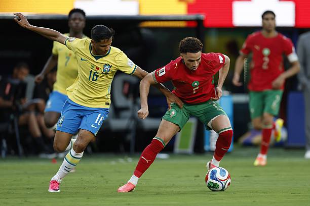 Douglas Santos (6.8): Một màn trình diễn nghèo nàn của hậu vệ kỳ cựu này. Anh lộ rõ dấu hiệu tuổi tác, thi đấu chậm chạp và hoàn toàn thiếu ý tưởng trong các pha hỗ trợ tấn công.

Casemiro (6.2): Trải qua một trận đấu tệ hại ở tuyến giữa khi không thể bắt kịp nhịp độ nhanh của đối thủ. Anh phải nhận thẻ vàng ở cuối hiệp một và bị thay ra ngay đầu hiệp hai.

Bruno Guimaraes (7.2): Là người chơi tốt nhất ở hàng tiền vệ Brazil. Anh không chỉ hỗ trợ đắc lực cho Vinicius mà còn bao quát khu vực sân nhà hiệu quả hơn hẳn Casemiro.

Lucas Paqueta (6.9): Gần như mất hút trong phần lớn hiệp một, nhưng sau đó đã tạo ra dấu ấn với cú dứt điểm hiểm hóc buộc Bounou phải trổ tài. Đáng chú ý, anh là cầu thủ Brazil đóng góp tích cực nhất cho khâu phòng ngự trận này.

Raphinha (7.0): Xử lý bóng hơi thiếu chính xác trong hiệp một nhưng đã cải thiện rõ rệt và tạo ra một vài cơ hội ngon ăn sau giờ nghỉ. Một màn trình diễn ở mức tròn vai dù anh có thể đóng góp nhiều hơn.

Vinicius Junior (7.6): Ngôi sao sáng nhất trên hàng công Brazil. Anh tận dụng tối đa cơ hội để ghi bàn gỡ hòa trong hiệp một và luôn thường trực mối đe dọa lên hàng thủ Morocco. Đáng tiếc khi anh không thể có thêm bàn thắng để giúp đội nhà giành trọn 3 điểm.

Igor Thiago (6.5): Sở hữu một vài pha xử lý bóng khá ổn và có một cú dứt điểm về phía khung thành, nhưng nhìn chung anh vẫn chưa tạo được sự kết nối cần thiết với các đồng đội xung quanh.

Điểm số của các cầu thủ Brazil. Ảnh: nhacai.fun.
