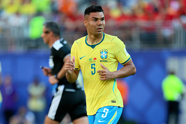 Casemiro (6.2): Trải qua một trận đấu tệ hại ở tuyến giữa khi không thể bắt kịp nhịp độ nhanh của đối thủ. Anh phải nhận thẻ vàng ở cuối hiệp một và bị thay ra ngay đầu hiệp hai.

Bruno Guimaraes (7.2): Là người chơi tốt nhất ở hàng tiền vệ Brazil. Anh không chỉ hỗ trợ đắc lực cho Vinicius mà còn bao quát khu vực sân nhà hiệu quả hơn hẳn Casemiro.

Lucas Paqueta (6.9): Gần như mất hút trong phần lớn hiệp một, nhưng sau đó đã tạo ra dấu ấn với cú dứt điểm hiểm hóc buộc Bounou phải trổ tài. Đáng chú ý, anh là cầu thủ Brazil đóng góp tích cực nhất cho khâu phòng ngự trận này.

Raphinha (7.0): Xử lý bóng hơi thiếu chính xác trong hiệp một nhưng đã cải thiện rõ rệt và tạo ra một vài cơ hội ngon ăn sau giờ nghỉ. Một màn trình diễn ở mức tròn vai dù anh có thể đóng góp nhiều hơn.

Vinicius Junior (7.6): Ngôi sao sáng nhất trên hàng công Brazil. Anh tận dụng tối đa cơ hội để ghi bàn gỡ hòa trong hiệp một và luôn thường trực mối đe dọa lên hàng thủ Morocco. Đáng tiếc khi anh không thể có thêm bàn thắng để giúp đội nhà giành trọn 3 điểm.

Igor Thiago (6.5): Sở hữu một vài pha xử lý bóng khá ổn và có một cú dứt điểm về phía khung thành, nhưng nhìn chung anh vẫn chưa tạo được sự kết nối cần thiết với các đồng đội xung quanh.

Điểm số của các cầu thủ Brazil. Ảnh: nhacai.fun.