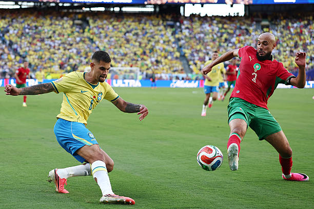 Bruno Guimaraes (7.2): Là người chơi tốt nhất ở hàng tiền vệ Brazil. Anh không chỉ hỗ trợ đắc lực cho Vinicius mà còn bao quát khu vực sân nhà hiệu quả hơn hẳn Casemiro.

Lucas Paqueta (6.9): Gần như mất hút trong phần lớn hiệp một, nhưng sau đó đã tạo ra dấu ấn với cú dứt điểm hiểm hóc buộc Bounou phải trổ tài. Đáng chú ý, anh là cầu thủ Brazil đóng góp tích cực nhất cho khâu phòng ngự trận này.

Raphinha (7.0): Xử lý bóng hơi thiếu chính xác trong hiệp một nhưng đã cải thiện rõ rệt và tạo ra một vài cơ hội ngon ăn sau giờ nghỉ. Một màn trình diễn ở mức tròn vai dù anh có thể đóng góp nhiều hơn.

Vinicius Junior (7.6): Ngôi sao sáng nhất trên hàng công Brazil. Anh tận dụng tối đa cơ hội để ghi bàn gỡ hòa trong hiệp một và luôn thường trực mối đe dọa lên hàng thủ Morocco. Đáng tiếc khi anh không thể có thêm bàn thắng để giúp đội nhà giành trọn 3 điểm.

Igor Thiago (6.5): Sở hữu một vài pha xử lý bóng khá ổn và có một cú dứt điểm về phía khung thành, nhưng nhìn chung anh vẫn chưa tạo được sự kết nối cần thiết với các đồng đội xung quanh.

Điểm số của các cầu thủ Brazil. Ảnh: nhacai.fun.