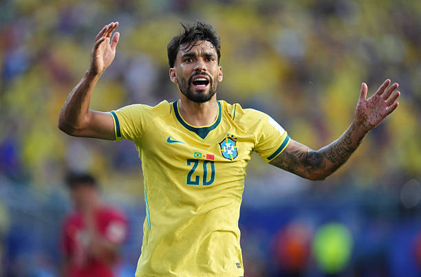 Lucas Paqueta (6.9): Gần như mất hút trong phần lớn hiệp một, nhưng sau đó đã tạo ra dấu ấn với cú dứt điểm hiểm hóc buộc Bounou phải trổ tài. Đáng chú ý, anh là cầu thủ Brazil đóng góp tích cực nhất cho khâu phòng ngự trận này.

Raphinha (7.0): Xử lý bóng hơi thiếu chính xác trong hiệp một nhưng đã cải thiện rõ rệt và tạo ra một vài cơ hội ngon ăn sau giờ nghỉ. Một màn trình diễn ở mức tròn vai dù anh có thể đóng góp nhiều hơn.

Vinicius Junior (7.6): Ngôi sao sáng nhất trên hàng công Brazil. Anh tận dụng tối đa cơ hội để ghi bàn gỡ hòa trong hiệp một và luôn thường trực mối đe dọa lên hàng thủ Morocco. Đáng tiếc khi anh không thể có thêm bàn thắng để giúp đội nhà giành trọn 3 điểm.

Igor Thiago (6.5): Sở hữu một vài pha xử lý bóng khá ổn và có một cú dứt điểm về phía khung thành, nhưng nhìn chung anh vẫn chưa tạo được sự kết nối cần thiết với các đồng đội xung quanh.

Điểm số của các cầu thủ Brazil. Ảnh: nhacai.fun.