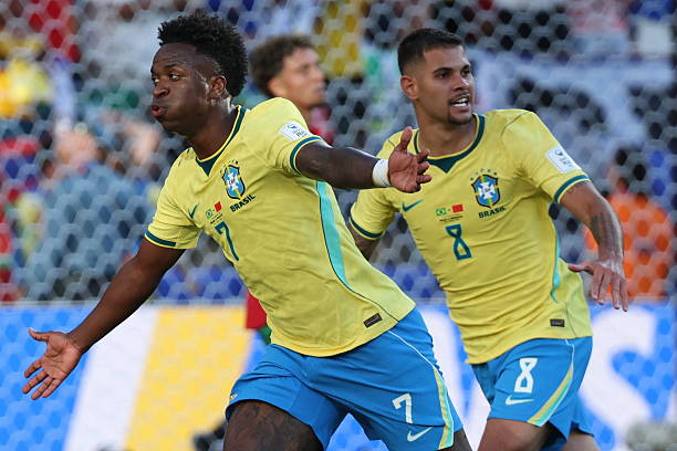 Vinicius Junior (7.6): Ngôi sao sáng nhất trên hàng công Brazil. Anh tận dụng tối đa cơ hội để ghi bàn gỡ hòa trong hiệp một và luôn thường trực mối đe dọa lên hàng thủ Morocco. Đáng tiếc khi anh không thể có thêm bàn thắng để giúp đội nhà giành trọn 3 điểm.

Igor Thiago (6.5): Sở hữu một vài pha xử lý bóng khá ổn và có một cú dứt điểm về phía khung thành, nhưng nhìn chung anh vẫn chưa tạo được sự kết nối cần thiết với các đồng đội xung quanh.

Điểm số của các cầu thủ Brazil. Ảnh: nhacai.fun.