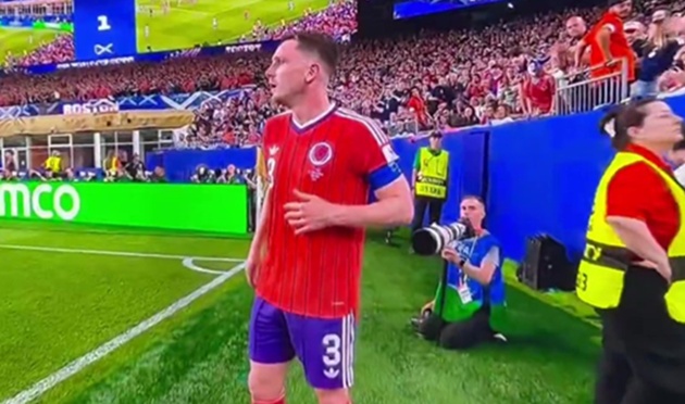 Robertson sớm nghĩ ra cách để lách luật ném biên của FIFA.