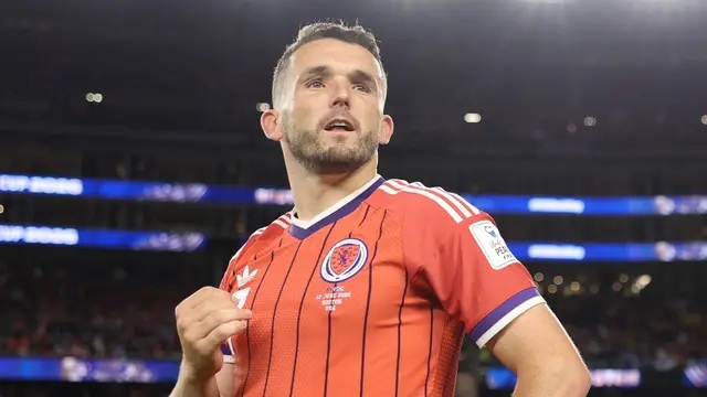 Ảnh bài viết John McGinn "nhắc nhở" Fabrizio Romano sau bài đăng sai sót