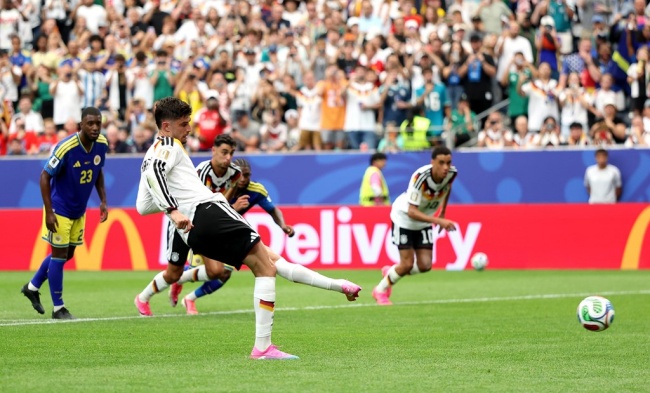 Havertz đá 11m thành công.