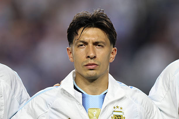 Ảnh bài viết Lisandro Martinez có thể đá trái sở trường ở trận Argentina ra quân