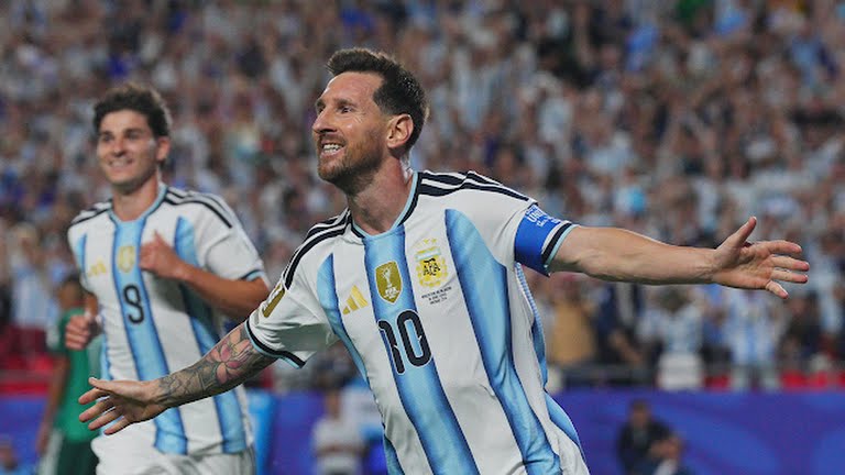Ảnh bài viết Messi lập hat-trick siêu đẳng, Argentina thắng đậm Algeria