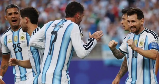 Cú hat-trick của Messi chiếm trọn mọi sự chú ý trên các mặt báo.