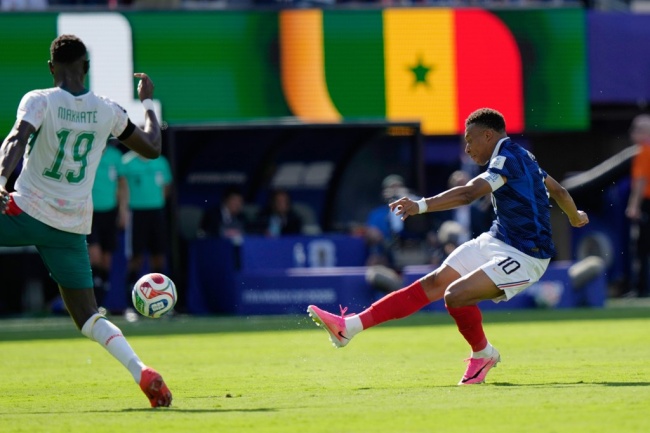 Mbappe lập cú đúp bàn thắng.