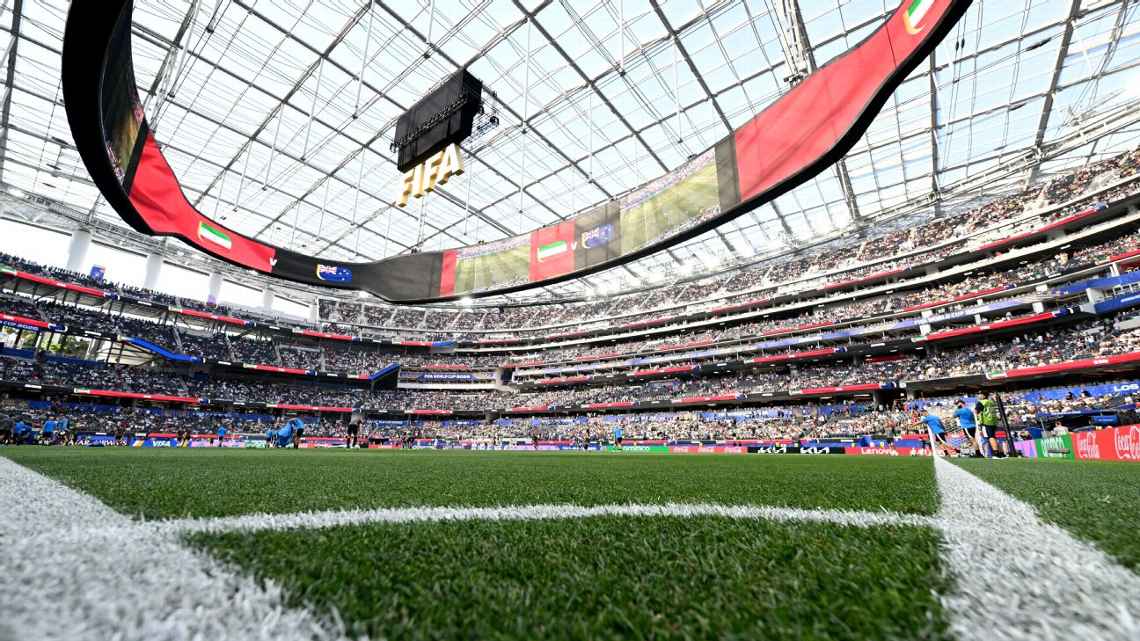 Quảng cáo xuất hiện dày đặc ở World Cup.