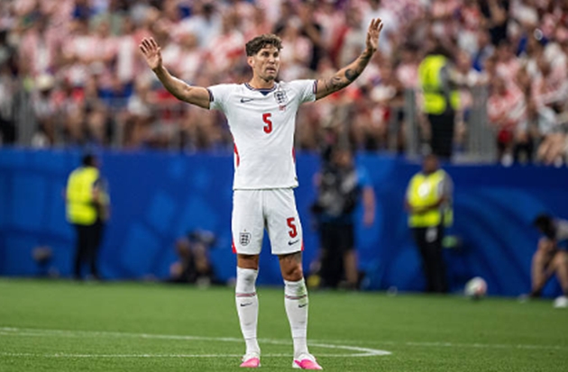 John Stones (6.4 điểm): Bất ngờ đá lệch trái ở trung tâm hàng thủ. Gặp khó trong khâu kiểm soát bóng và thiếu quyết liệt ở pha bóng dẫn đến bàn thua đầu tiên. Màn trình diễn dưới sức.