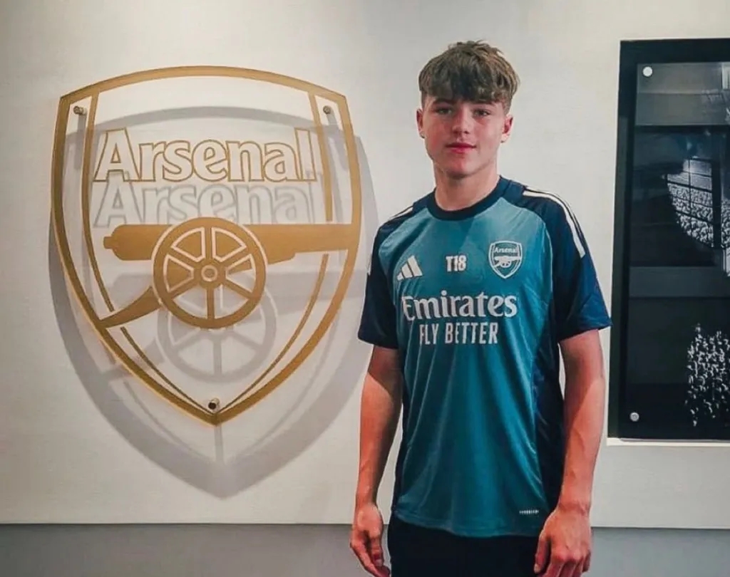 Phoenix Blayney được cho đã ký một bản tiền hợp đồng với Arsenal.