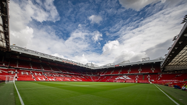 Ảnh bài viết MU lắp lớp bảo vệ quanh sân Old Trafford để tránh chấn thương
