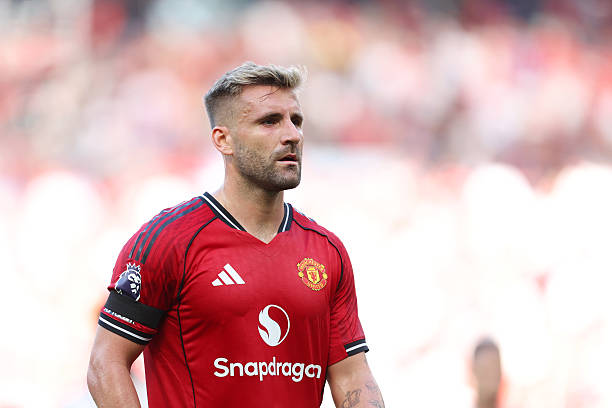 Shaw có thể phải giảm lương để ở lại Old Trafford.