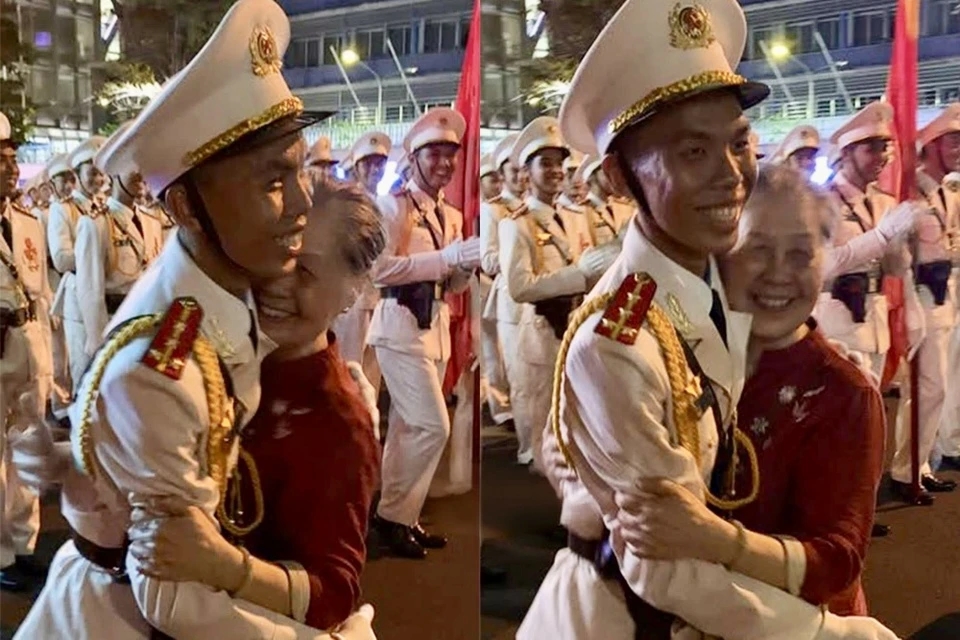 Ảnh bài viết Khoảnh khắc xúc động trên thao trường diễu binh: Cái ôm ấm áp của bà ngoại tiếp thêm sức mạnh người chiến sĩ
