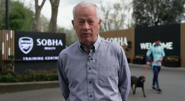 Ảnh bài viết Mikel Arteta “phá sóng” Sky Sports khi dắt chó cưng đi dạo