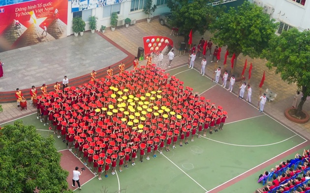 Ảnh bài viết Ấn tượng 304 học sinh Việt - Úc xếp hình quốc kỳ bằng nón lá chào đón đại lễ 30/4