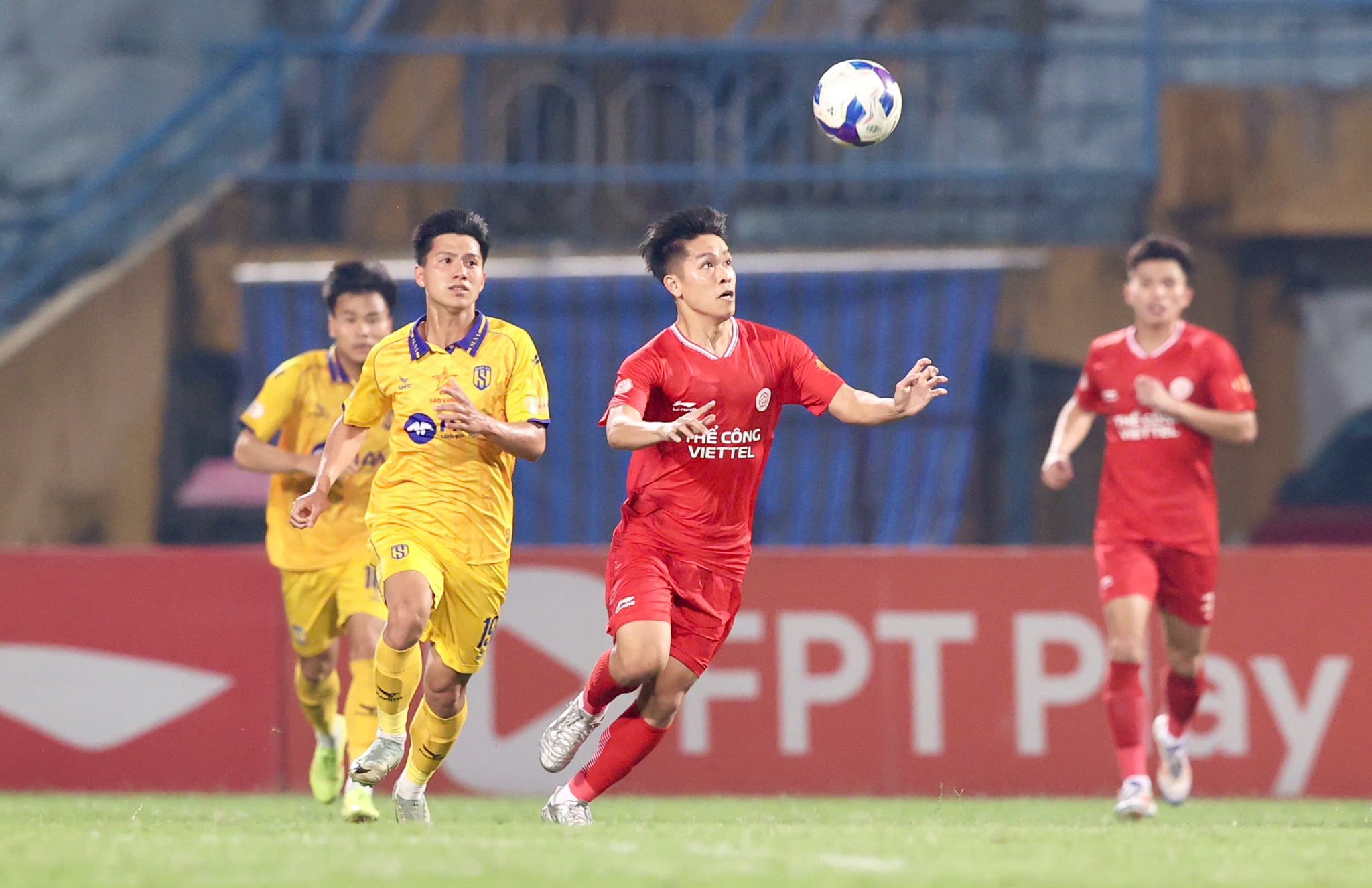 Ảnh bài viết Quyết định của trọng tài ở trận Viettel vs SLNA gây tranh cãi ra sao?