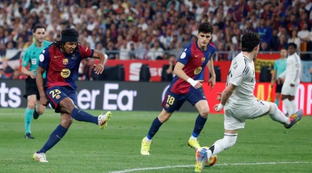 Ảnh bài viết Barcelona 3-2 Real Madrid: VAR gây tranh cãi; Kounde hóa người hùng phút cuối
