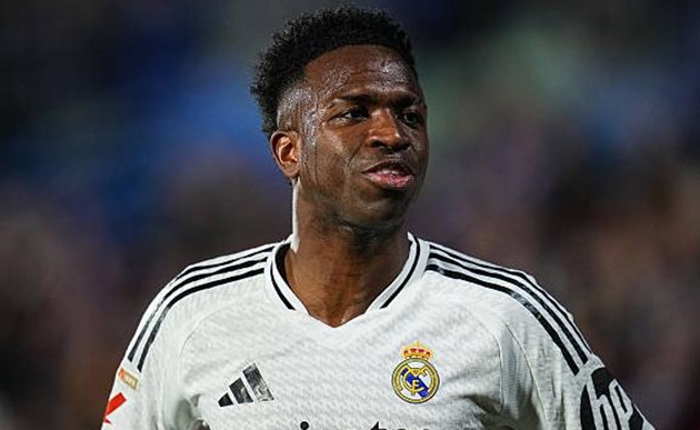 Ảnh bài viết Chuyển nhượng tối 28/4: Vinicius ở lại Real; M.U đặt Dumfries vào tầm ngắm
