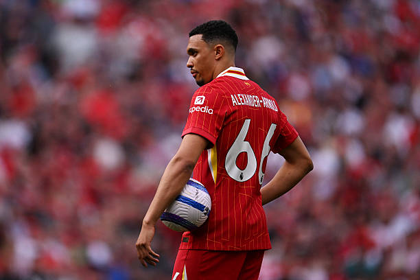 Ảnh bài viết Jamie Carragher lên tiếng khi Alexander-Arnold bị CĐV Liverpool la ó