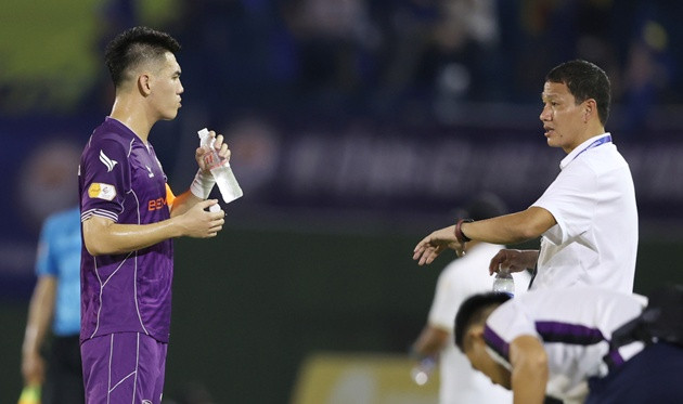 Ảnh bài viết Tiến Linh quyết tâm thi đấu, HLV Anh Đức tôn trọng tinh thần của học trò