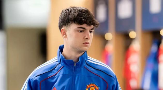 Tyler Fredricson có trận đá chính đầu tiên cho MU.