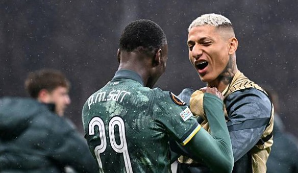 Europa League là cứu cánh cho Tottenham lúc này.