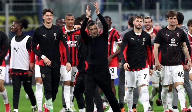 HLV AC Milan vui mừng với chiến thắng.