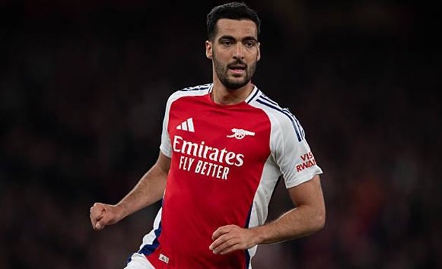 Mikel Merino thể hiện tốt dù phải chơi trái sở trường.