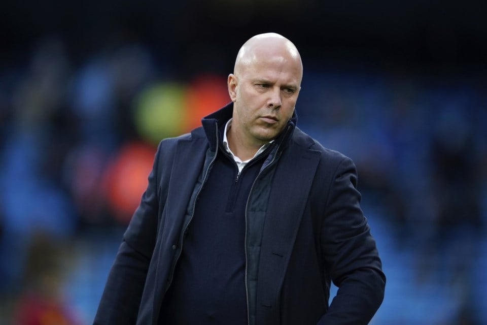 Arne Slot đã theo dõi trận hòa của Arsenal và Palace.