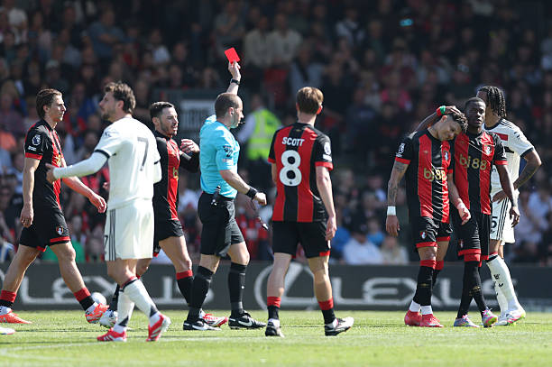 Bournemouth nhận thẻ đỏ gây tranh cãi.