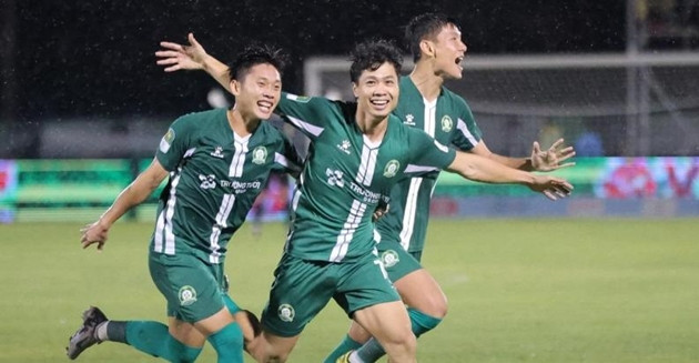 Công Phượng tiếp tục lập siêu phẩm đá phạt ở trận đấu với Đồng Tháp.