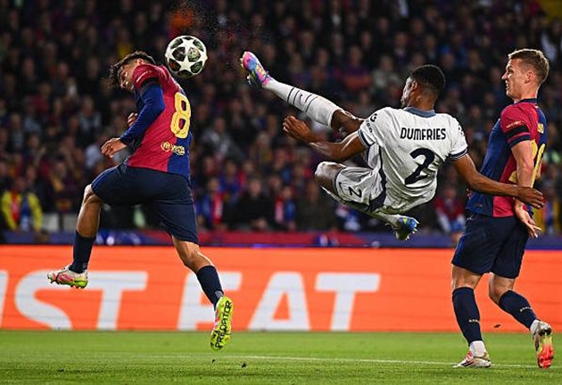 Barcelona bị Inter Milan cầm hòa bởi những quả phạt góc.