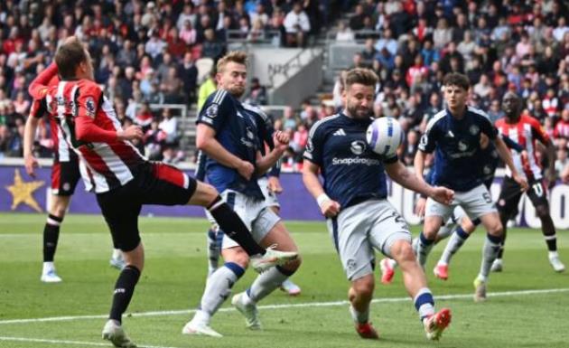 Hàng thủ MU chơi tệ trước Brentford.