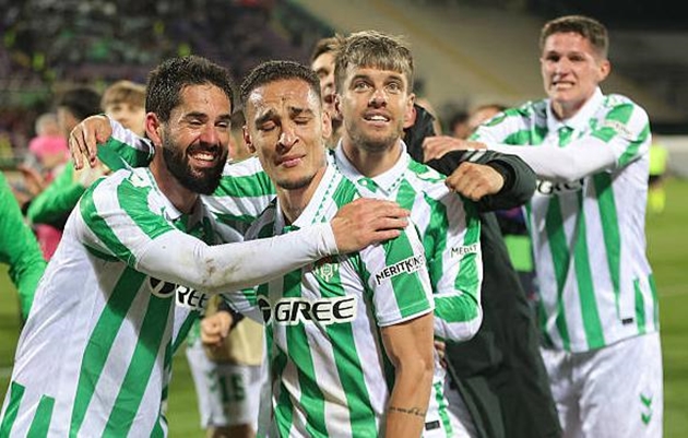 Antony bật khóc sau khi Real Betis đánh bại Fiorentina.